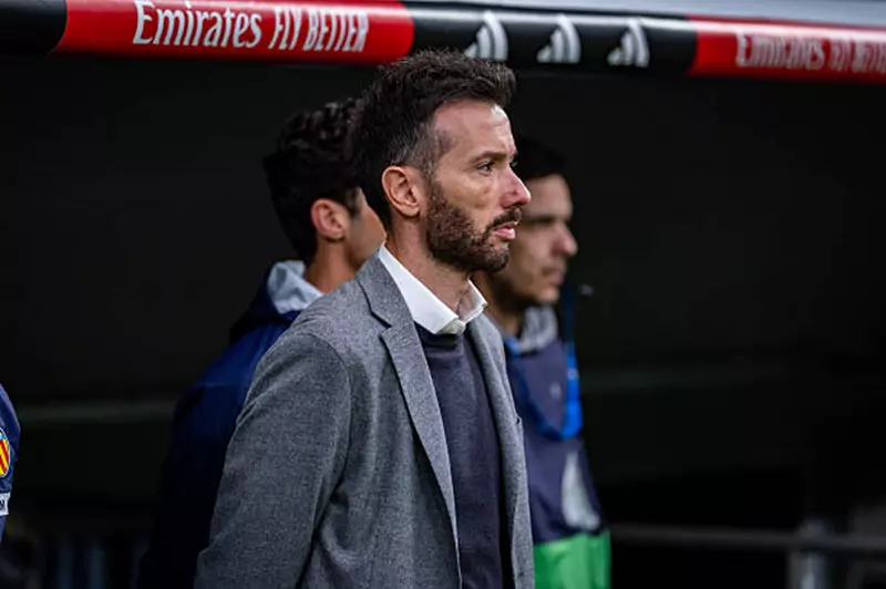 كوربران مدرب فالنسيا.. من كسر عقدة ريال مدريد إلى مطاردة إنجاز جديد في البرنابيو